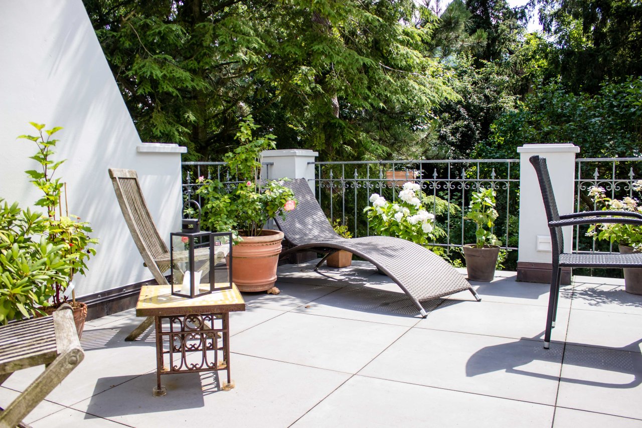 Blick vom Wohnzimmer auf die Terrasse