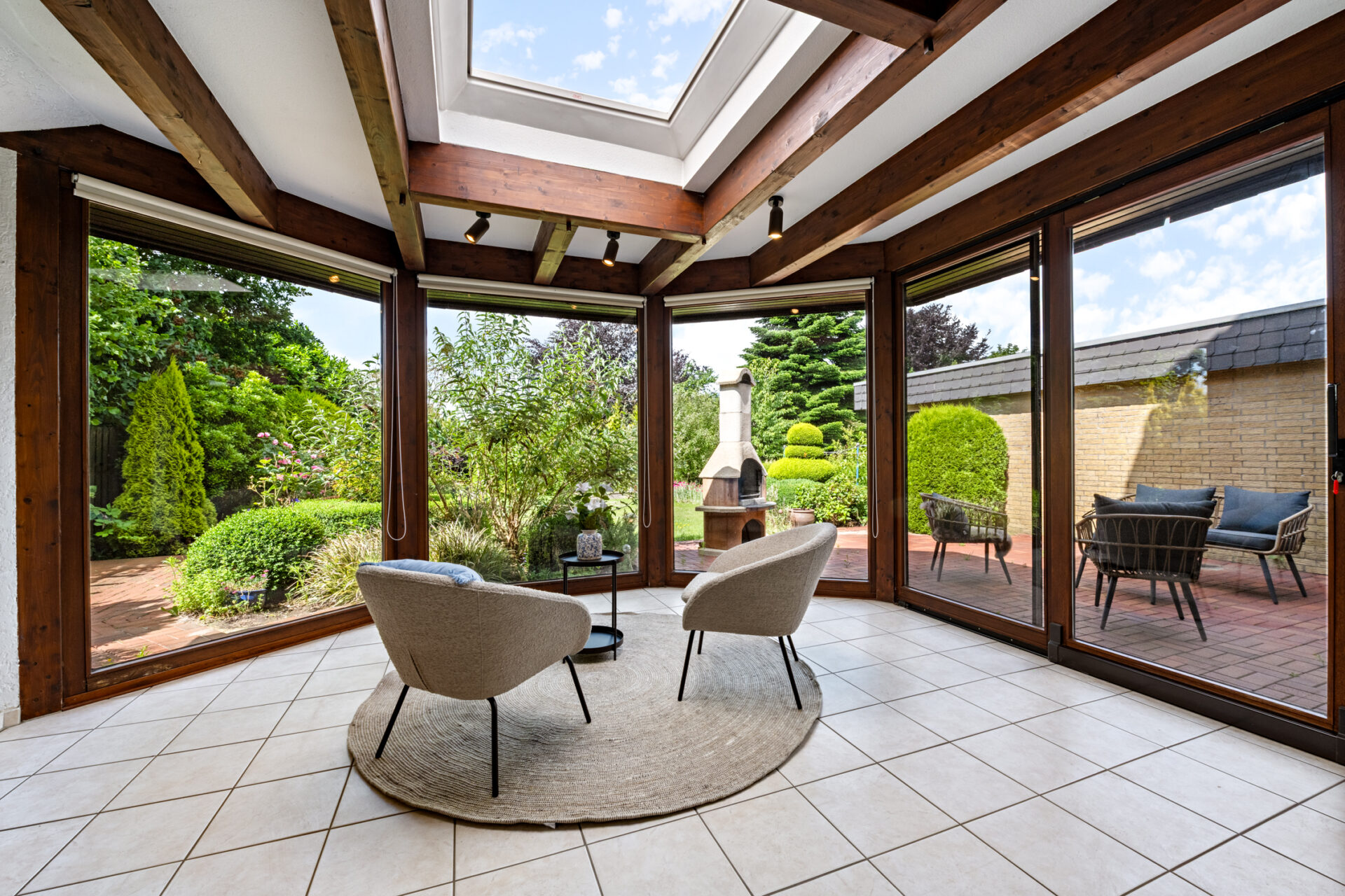 Einfamilienhaus Heide Wintergarten mit Blick in den Garten