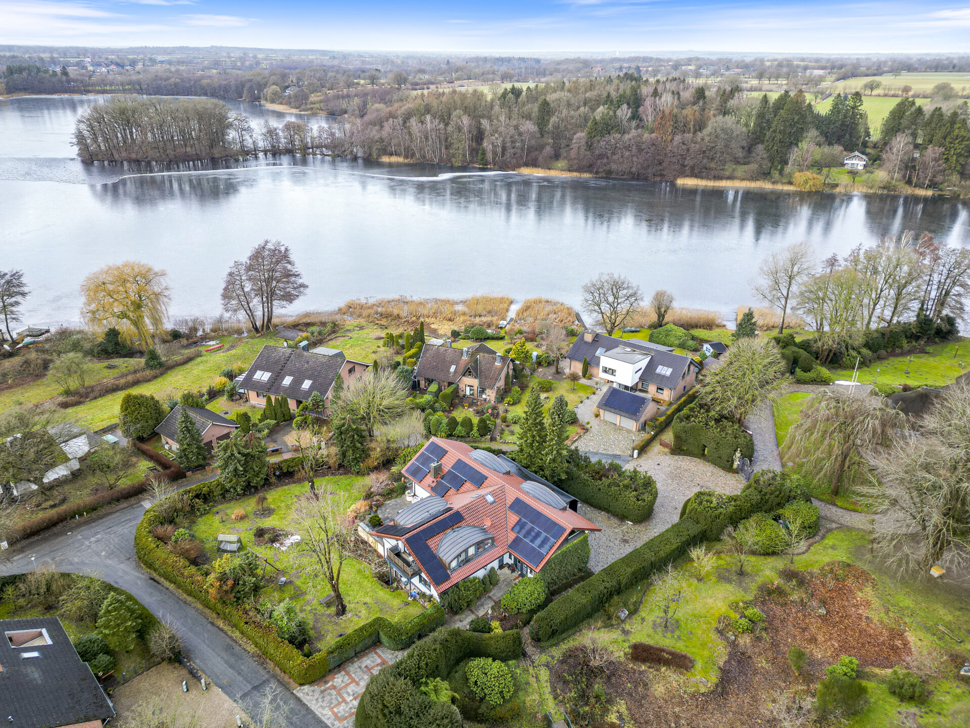 Dieses außergewöhnliche Einfamilienhaus vereint anspruchsvolles Wohnen auf einem parkähnlich angelegten Areal in ruhiger Seenähe. Hier entsteht ein besonderes Zuhause.